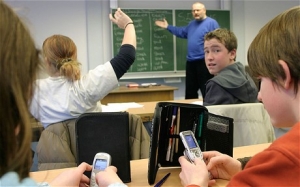 Τέλος κινητά τηλέφωνα, τάμπλετ και έξυπνα ρολόγια στις σχολικές αίθουσες της Ολλανδίας